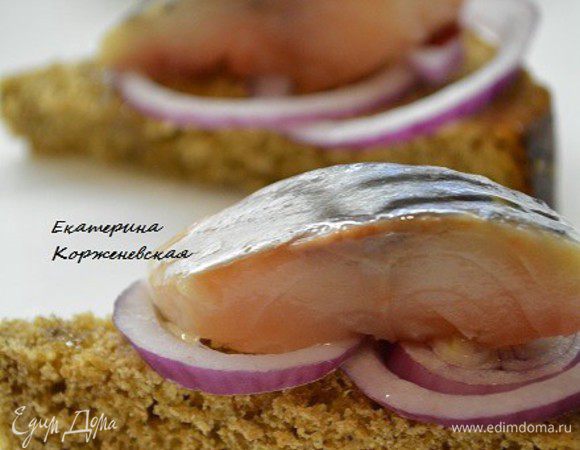 Перед подачей полить ароматным маслом. Подавать с отварным картофелем и лучком.
Приятного аппетита!