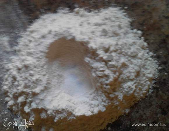 Присаливаем муку.