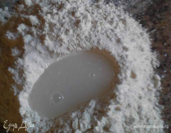 Добавляем воду и замешиваем тесто.