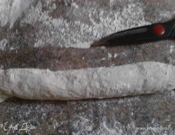 Скатывает колбаску из теста.