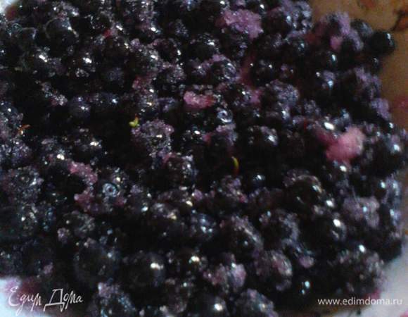 Чернику пересыпаем сахаром.