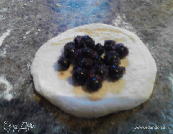 Раскатываем тесто и выкладываем на него ягоды.