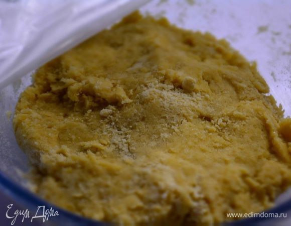 Добавить к крошке сметану, майонез, яйцо, соль. Замесить быстро тесто, накрыть пленкой и убрать в холодильник.