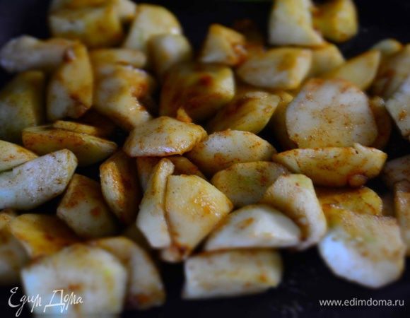 Яблоки почистить и нарезать дольками. Выложить на сковородку, посыпать сахаром и корицей. Помешивая, припустить немного. Остудить.
