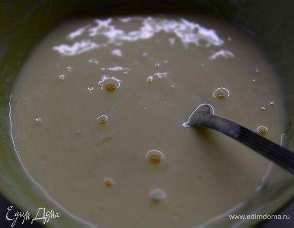 Заливка: в чаше смешать сметану, крахмал, яйцо и сахарную пудру. Взбить вилкой до однородности.