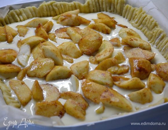 Вылить на тесто заливку и разложить яблоки в один слой.