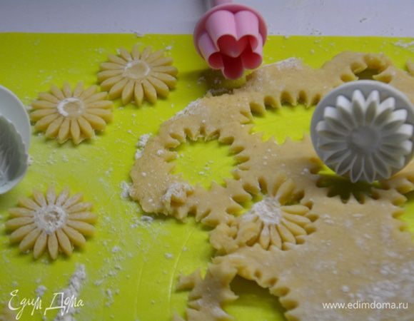 Оставшееся тесто припылить мукой, раскатать и вырезать с помощью плунжера цветочки.