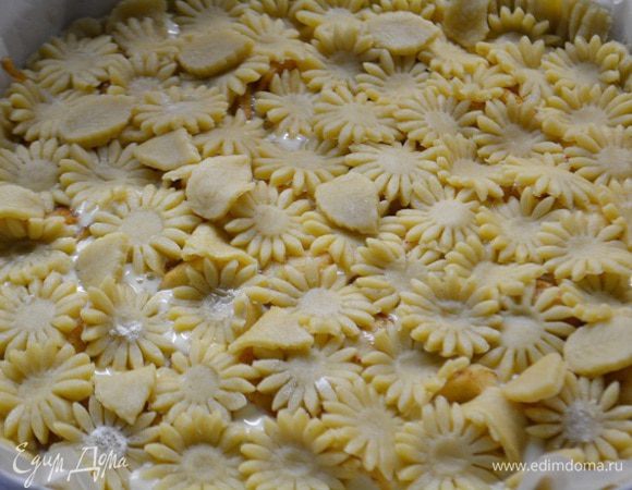 Уложить их в один слой на яблоки. Выпекать при 180°С 40 — 45 минут.