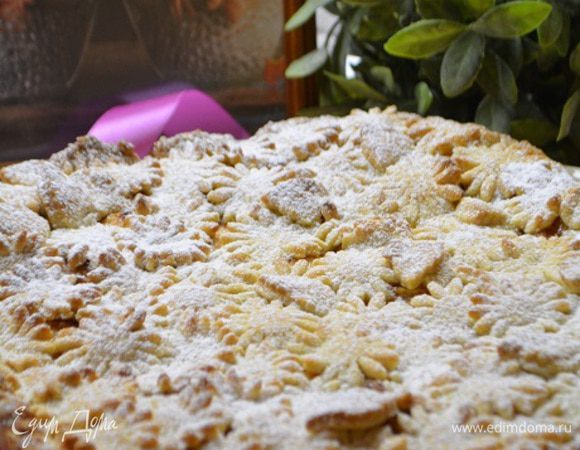 Посыпать сахарной пудрой.