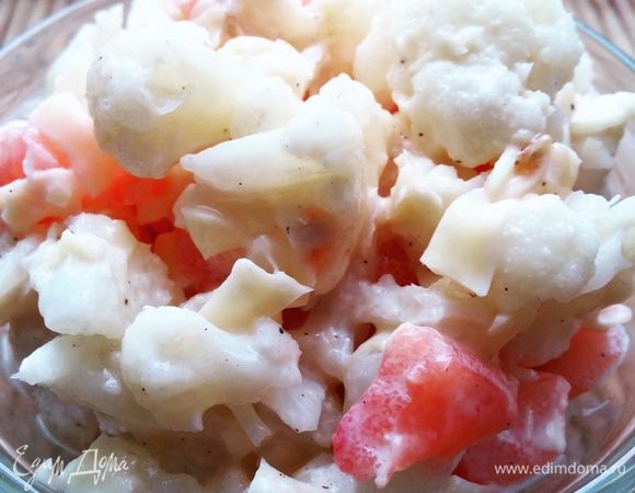 Соединить капусту, помидоры, сыр, чеснок, заправить майонезом, посолить и поперчить по вкусу.

Приятного аппетита!