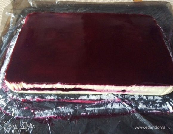 Вот таким оказался торт после ночи в холодильнике.
Предстояло аккуратно вытащить пленку, т. к. необходимость в ней отпала. Одна бы я точно не справилась, помог муж и мы в четыре руки это сделали. 