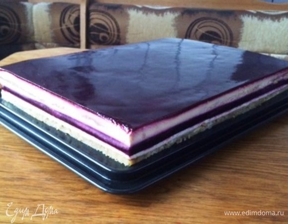 Я немного обрезала края торта, чтобы они были ровными.
Осталось украсить торт по своему желанию.