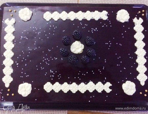 Времени было мало, поэтому у меня фигурки из белого шоколада и ягоды ежевики.
Это торт сразу после украшения — дома.