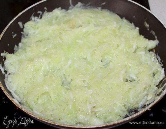 Кабачок натереть на терке, отжать лишнюю жидкость и слегка обжарить на растительном масле.
