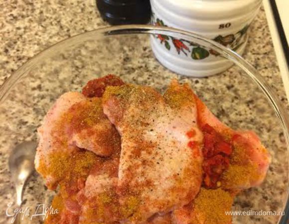 Куриные крылья вымыть и обсушить. Переложить в контейнер, добавить специи и перемешать.