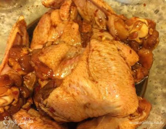 Добавить соевый соус и мед,еще раз перемешать. Закрыть контейнер и отправить в холодильник на 5-8 часов.