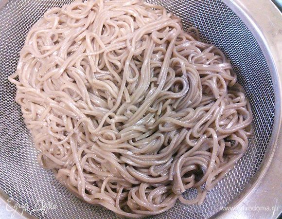 Лапшу откидываем на дуршлаг, даем стечь воде. Курицу вынимаем из бульона, разбираем на волокна. Яйца слегка взбиваем венчиком. 