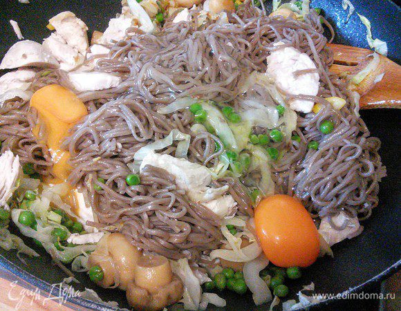 Добавляем лапшу, куриное мясо к овощам, заливаем яйцами. Заправляем соевым соусом (возможно его понадобится больше), соком лайма и приправой «5 специй».  