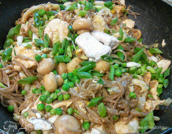 Перемешиваем. Подаем, посыпав зеленым луком и орешками (я про орешки забыла).  Приятного аппетита! 