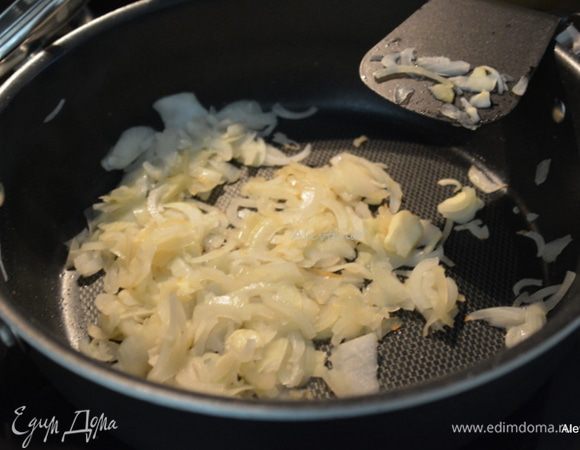 Разогреть сковороду. Вылить масло. Добавить тонко нарезанный лук, чеснок.  Посолить. Готовить примерно 5 минут.
Переложить лук половину порции на тарелку.