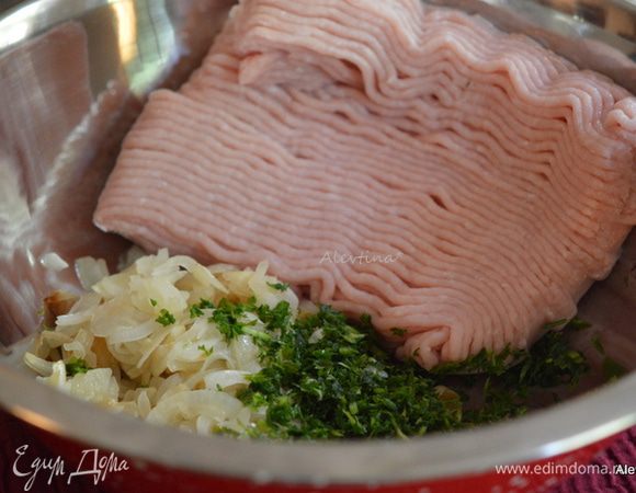 Порубить свежую петрушку, добавить часть лука прожаренного, фарш, соль и черный перец.