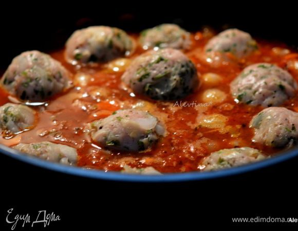 Добавим готовые шарики из фарша, готовим примерно 10 минут. Или до готовности фрикаделек.