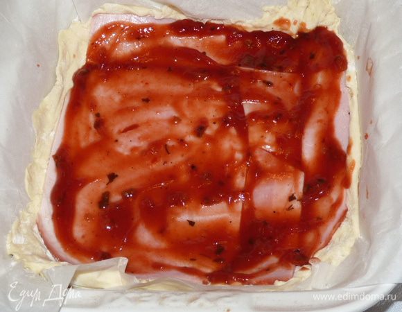 Смазать ветчину 2 ст. л. любого томатного соуса.