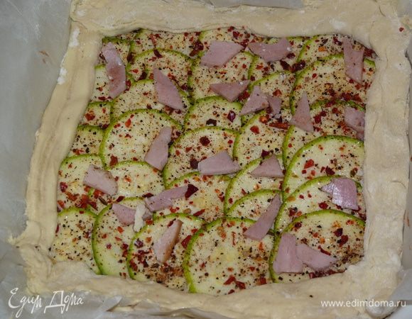 Из оставшегося теста сформировать бортики. Ветчину измельчить и выложить сверху.