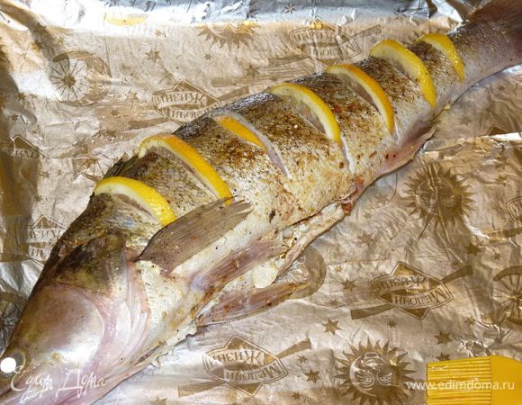Выложить рыбу и смазать ее растительным маслом.