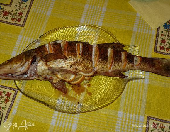 Поставить в заранее разогретую до 180°С духовку и запекать 30 минут. Судак — очень быстро готовится, по сравнению с другой рыбой. Готово!