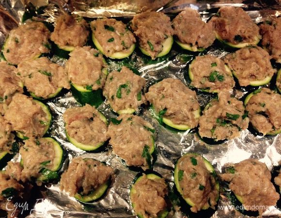 Выложить на цукини фарш.