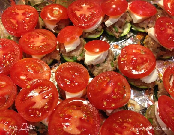 Кружочки помидор и поставить в духовку минут на 35.