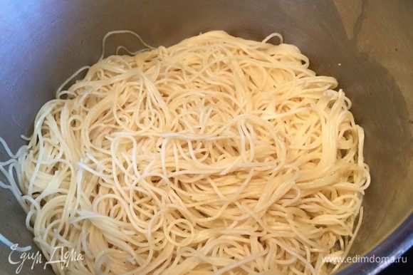 Спагетти отварите в подсоленной воде 8-12 минут, до состояния аль-денте. Воду слейте.