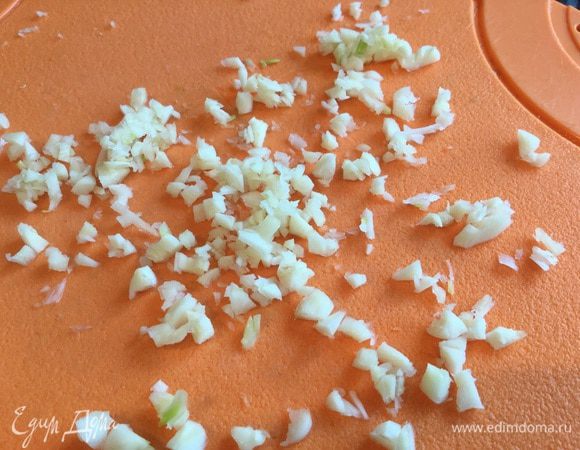 Почистите чеснок, раздавите плоской стороной ножа и мелко порубите.