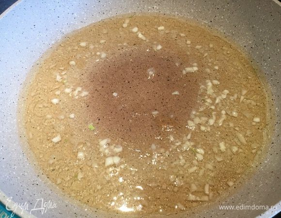 Разогрейте сковороду, налейте масло, добавьте и обжарьте чеснок...