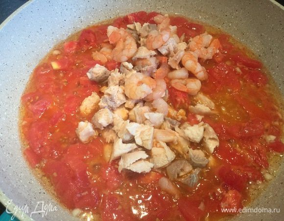 Нарежьте филе семги, если требуется удалите кости. Семгу и креветки добавьте к томатному соусу, посолите и поперчите, накройте крышкой и тушите 10-12 минут.