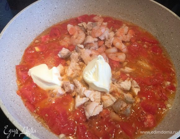 Добавьте сливочный сыр, перемешайте и готовьте еще 2-3 минуты.