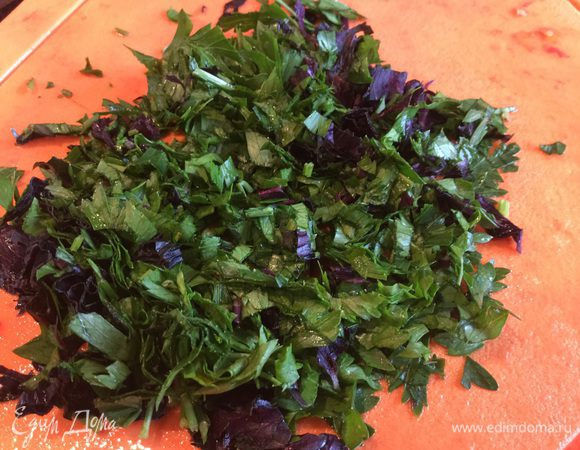 Зелень помойте, обсушите бумажным полотенцем и мелко порубите.