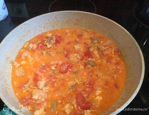 Выложите к соусу спагетти и зелень, перемешайте и дайте 5 минут настоятся.