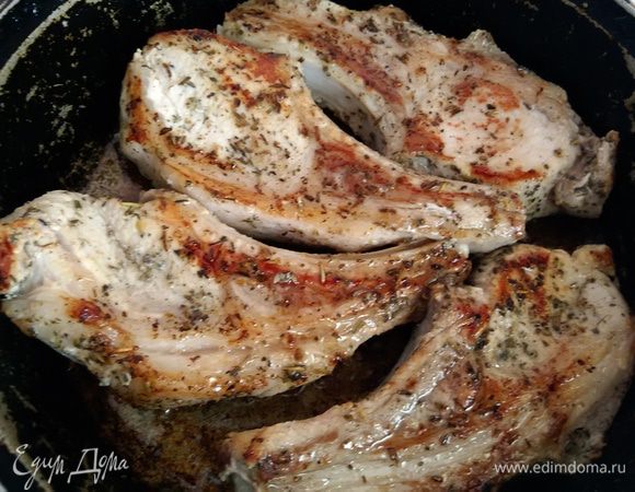 Если корейка идет куском, предварительно ее необходимо разрезать вдоль ребра на 4 куска. Далее промываем, обсушиваем, складываем в емкость. С двух сторон посыпаем солью, молотой смесью перцев и прованскими травами. Сбрызгиваем белым винным уксусом. Я уксус в соответствии с инструкцией смешала предварительно с равным количеством воды.
Оставляем мясо мариноваться в холодильнике не менее получаса, у меня получилось на ночь. Далее хорошо разогреваем сухую сковороду и обжариваем мясо с двух сторон до румяной корочки. Образовавшийся при мариновании сок не выливаем.