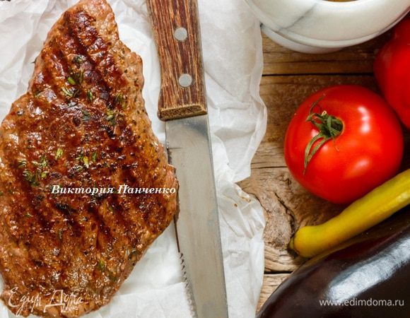 Болгарский перец нарезать крупной соломкой, баклажан колечками. Запечь в разогретой до 180°C духовке 12-15 минут. Стейк завернуть в пергамент или фольгу и дать «отдохнуть», пока овощи запекаются.