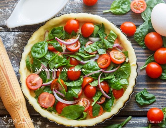 Выложить начинку — нарезанные помидоры, лук и шпинат.