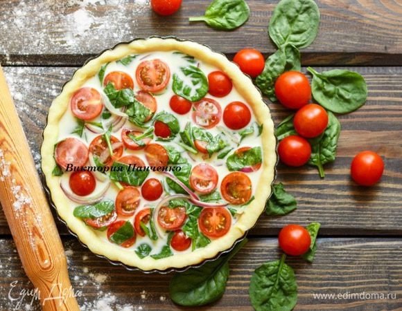 Для заливки смешать яйца и сливки, приправить солью и перцем. Залить пирог.