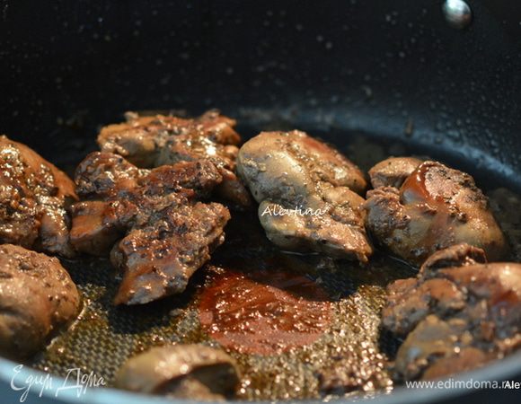 Разогреть сковороду, масло сливочное и оливковое. Очищенную печень выложить на горячую сковороду. Посолить и поперчить и готовить 2-4 минуты. Переворачивать.