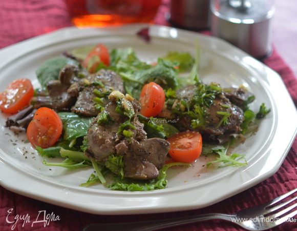 Помидоры черри разрезать наполовинки. На тарелки выложить салатный микс, помидоры, готовую печень. Посолить и поперчить, полить бальзамическим уксусом. Приятного аппетита.