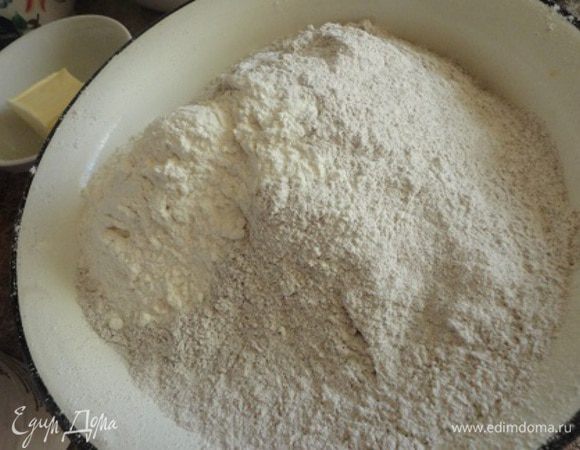 Смешиваем ржаную и пшеничную муку с пакетиком дрожжей.