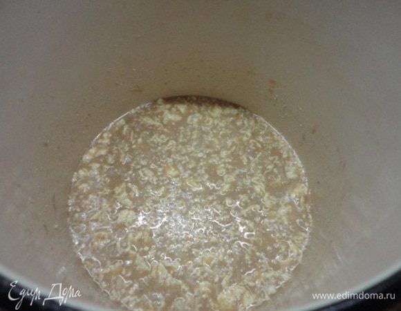 В емкость для замеса теста выливаем два вида пива (оставив 40 мл темного для смазки), растворяем в нем соль и сахар, и добавляем мягкое сливочное масло.