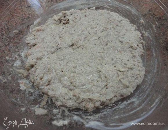 Закваска к этому времени стала воздушной. Ее добавляем к жидким компонентам и всыпаем муку. Замешиваем тесто и оставляем бродить не менее часа.