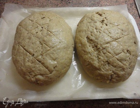 Я сформовала из подошедшего теста две булочки, а можно и три батона или вообще выпекать в хлебной форме. Изделиям дать подойти в теплом месте, сделать надрезы, смазать пивом и выпекать в духовке 40-50 минут при температуре 180-200°С.