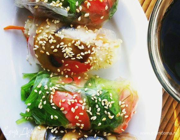 Посыпать мешочки кунжутом. Подавать с соусом (у меня соевый + немного меда и лимонного сока).